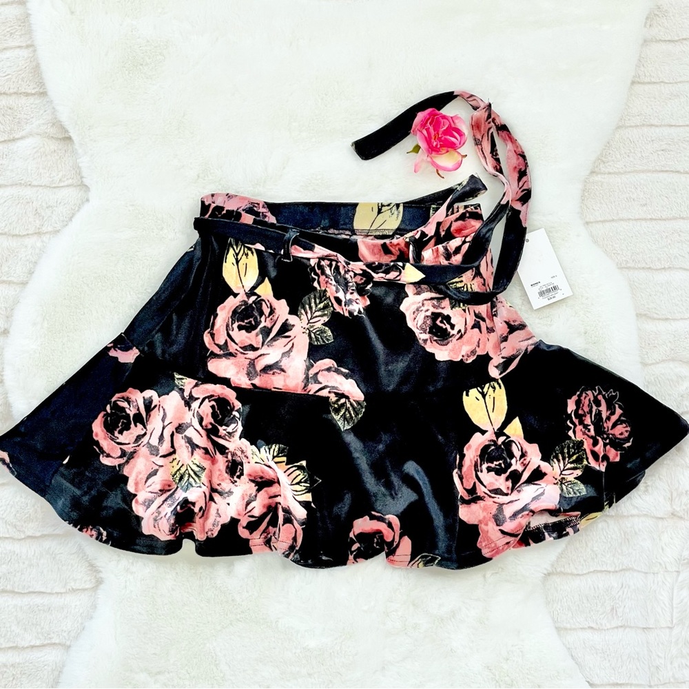 New with tags GORGEOUS BLACK FLORAL SKIRT with Belt. Velour like feel. SZ Small